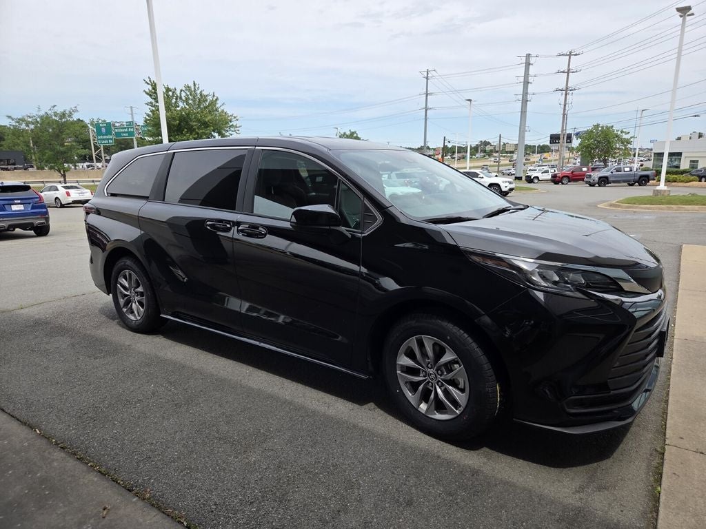 2025 Toyota SIENNA LE LE 8 Passenger