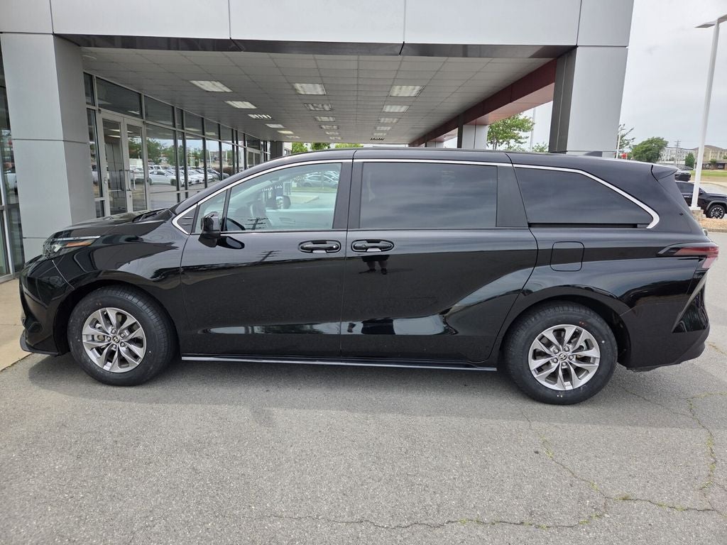 2025 Toyota SIENNA LE LE 8 Passenger