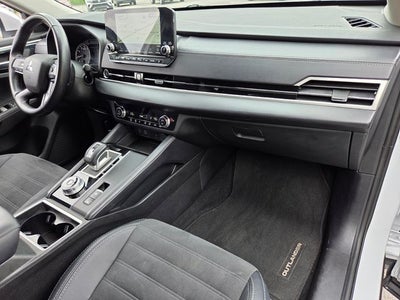 2024 Mitsubishi Outlander Base