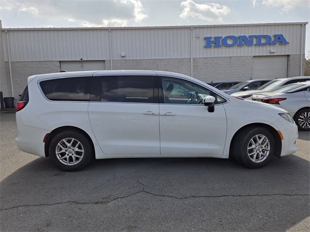 2023 Chrysler Voyager LX