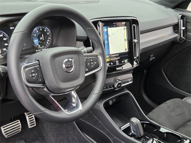 2022 Volvo XC40 R-Design