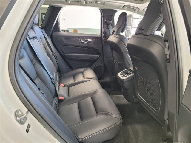 2023 Volvo XC60 B5 Ultimate Bright Theme