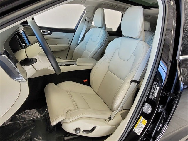 2023 Volvo XC60 B5 Ultimate Bright Theme