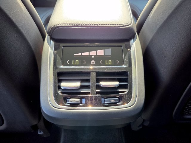 2023 Volvo XC60 B5 Ultimate Bright Theme