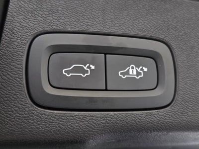 2023 Volvo XC60 B5 Ultimate Dark Theme