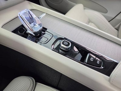 2023 Volvo XC60 B5 Ultimate Dark Theme