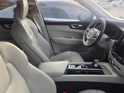 2023 Volvo XC60 B5 Plus Dark Theme